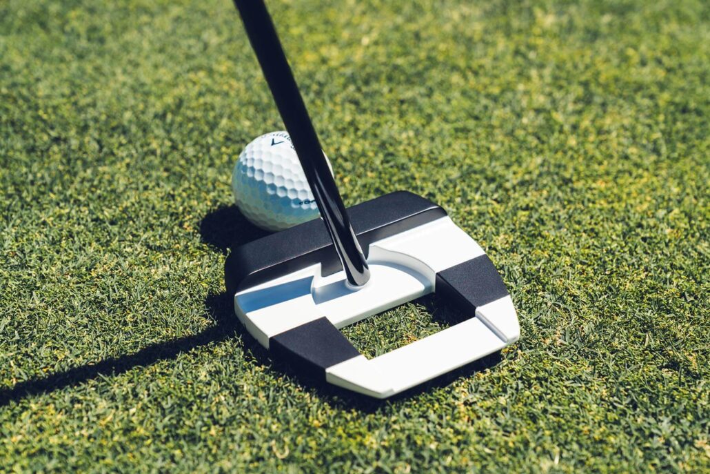 Odyssey Ai-DUAL Square 2 Square Jailbird Putter auf dem Grün