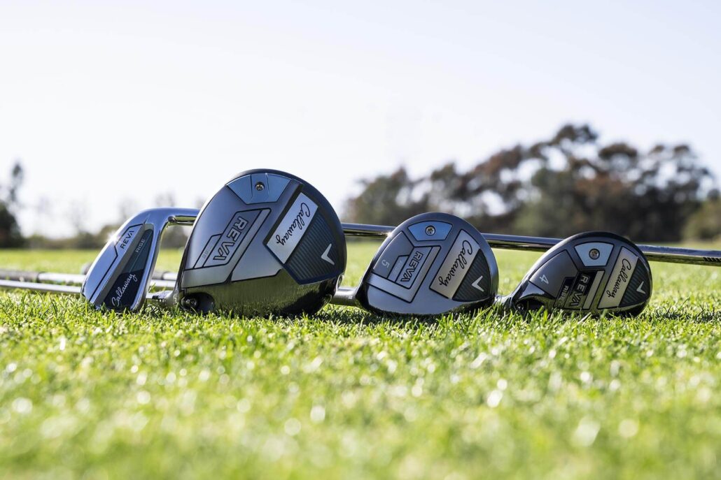 Callaway REVA Rise Driver, Holz, Hybrid und Eisen auf dem Rasen