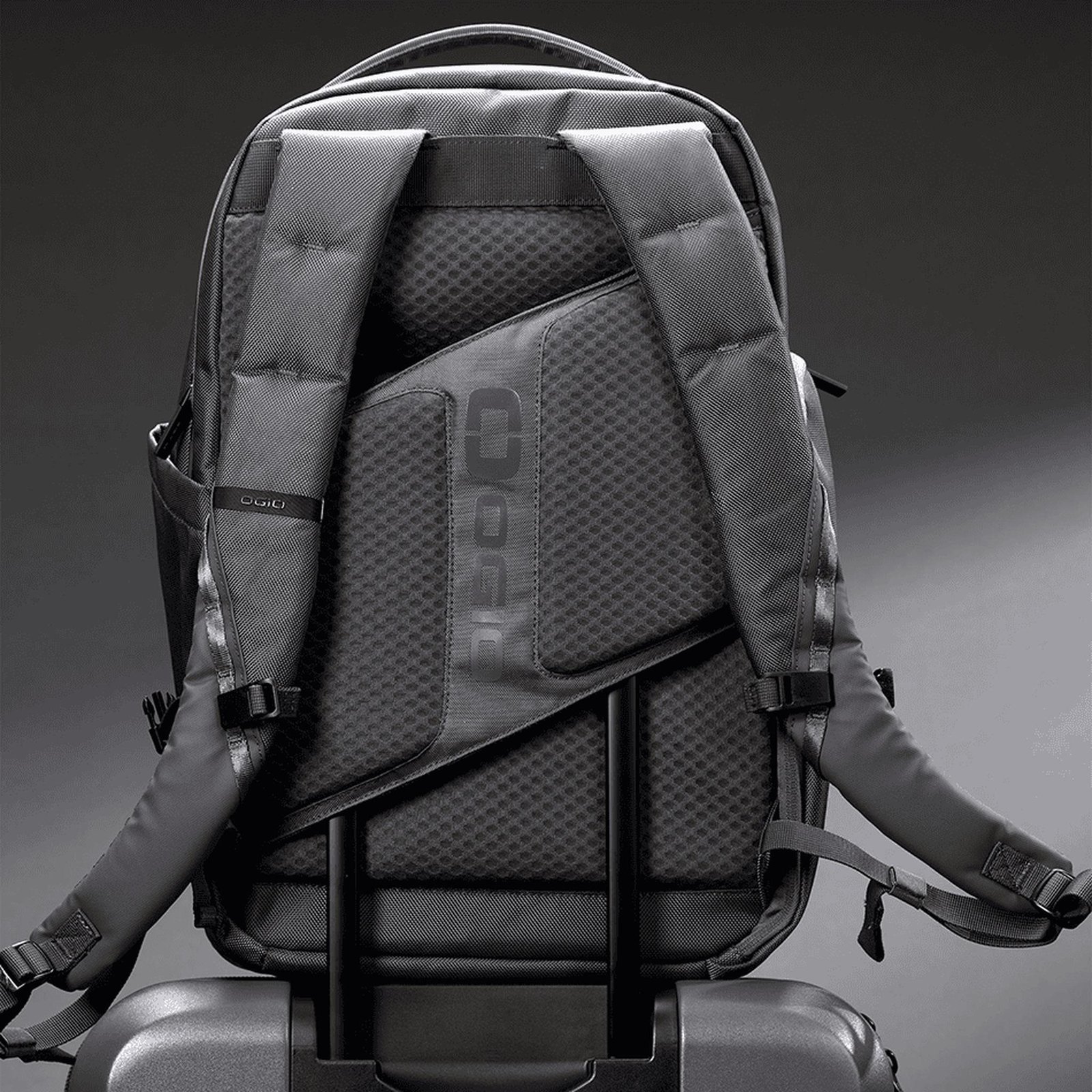 Ogio Pace Pro 25L Backpack Rucksack, grey pinstripe