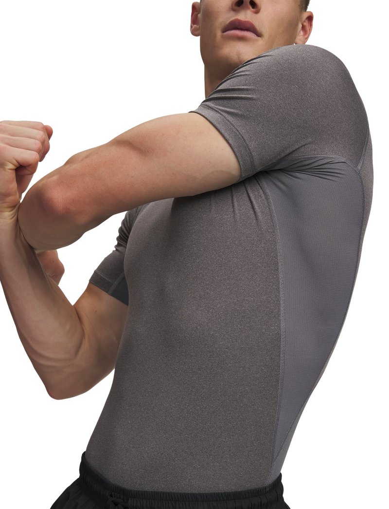 Under Armour HeatGear Herren Kompressions-Shirt, carbon heather