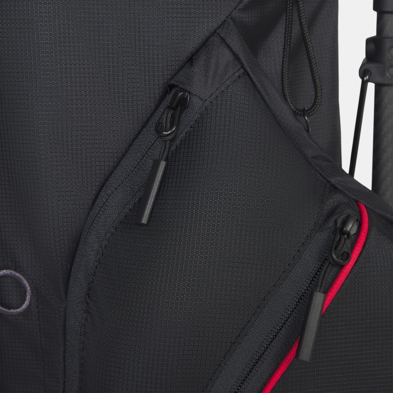Verbesserte, hochwertige Reißverschlüsse an den Taschen des Titleist Players 4 Carbon