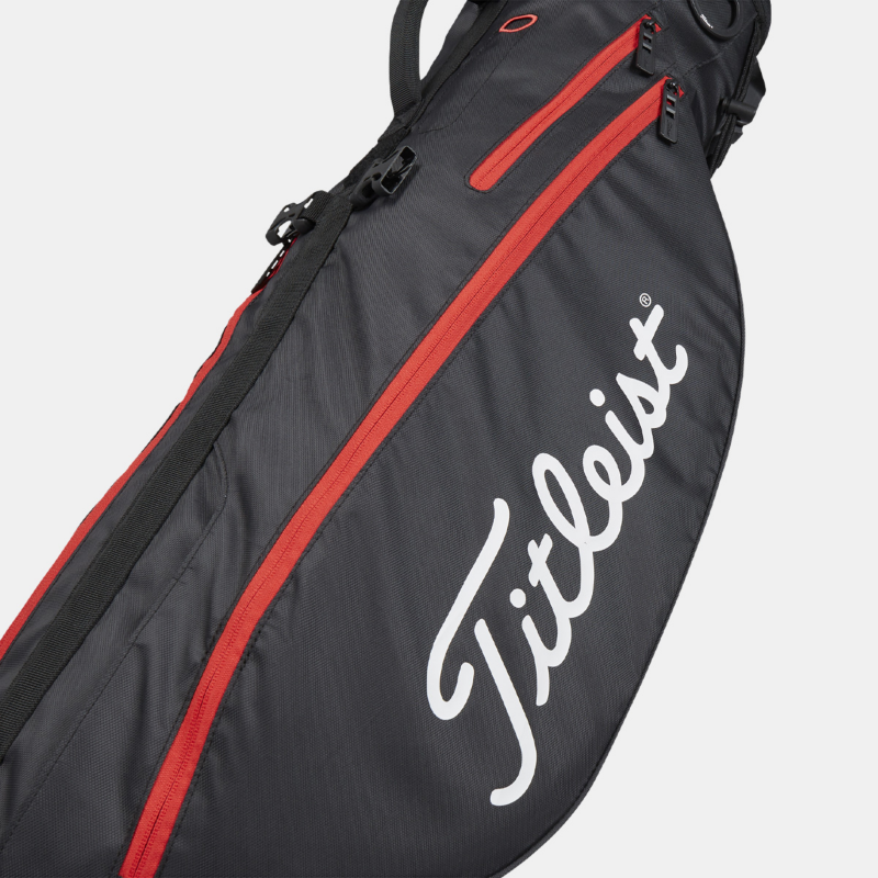 Durchgehendes Bekleidungsfach am Titleist Premium Carrybag