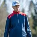 Golfer in Aktion mit der Ping AquaDrive Half-Zip Jacke
