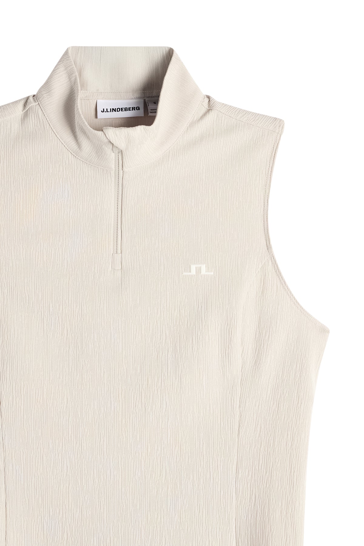 J.Lindeberg Tia ärmelloses Top Moonbeam – Lifestyle-Aufnahme auf dem Golfplatz