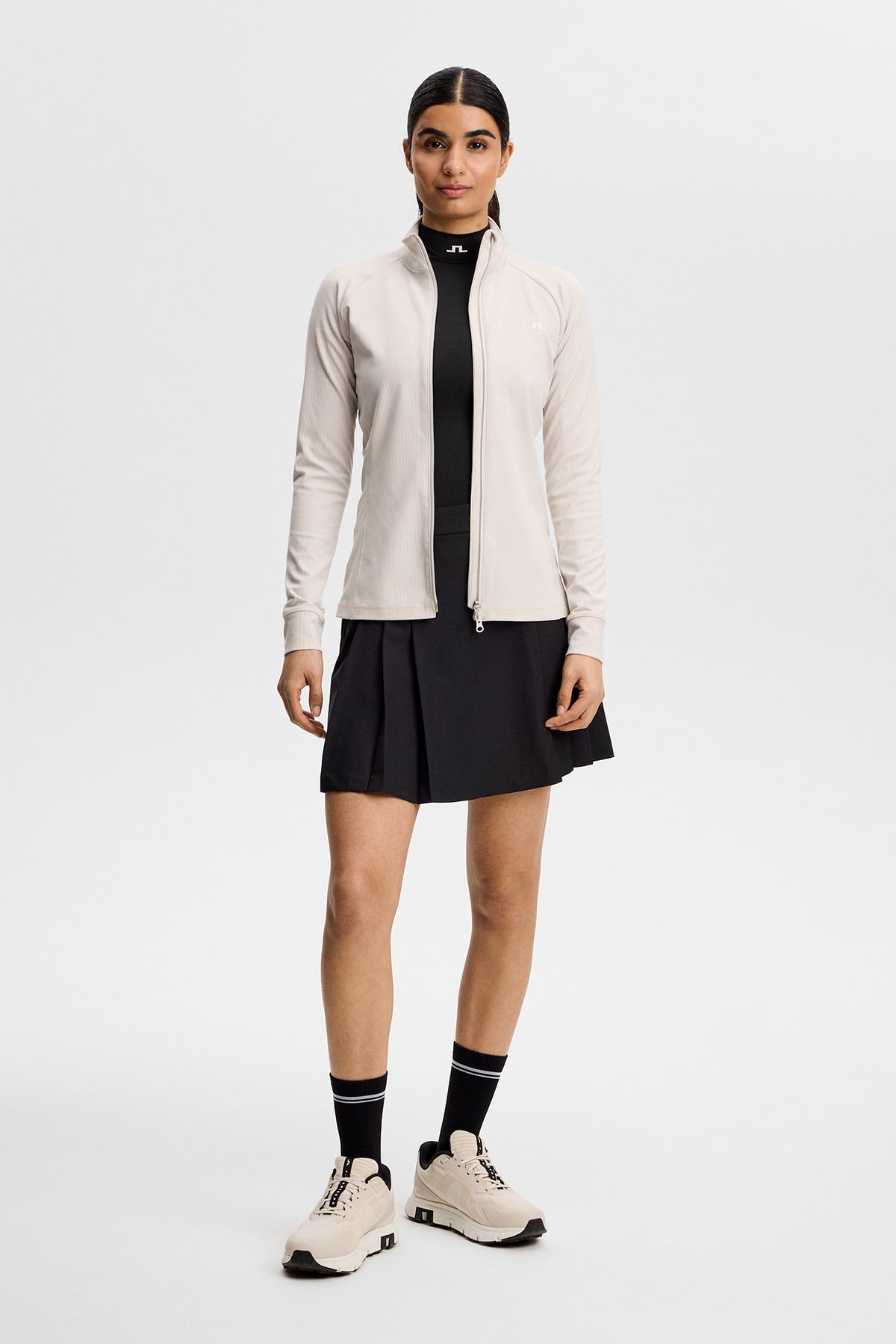 J.Lindeberg Mel Rib Mid Layer Moonbeam – Materialdetail auf dem Golfplatz
