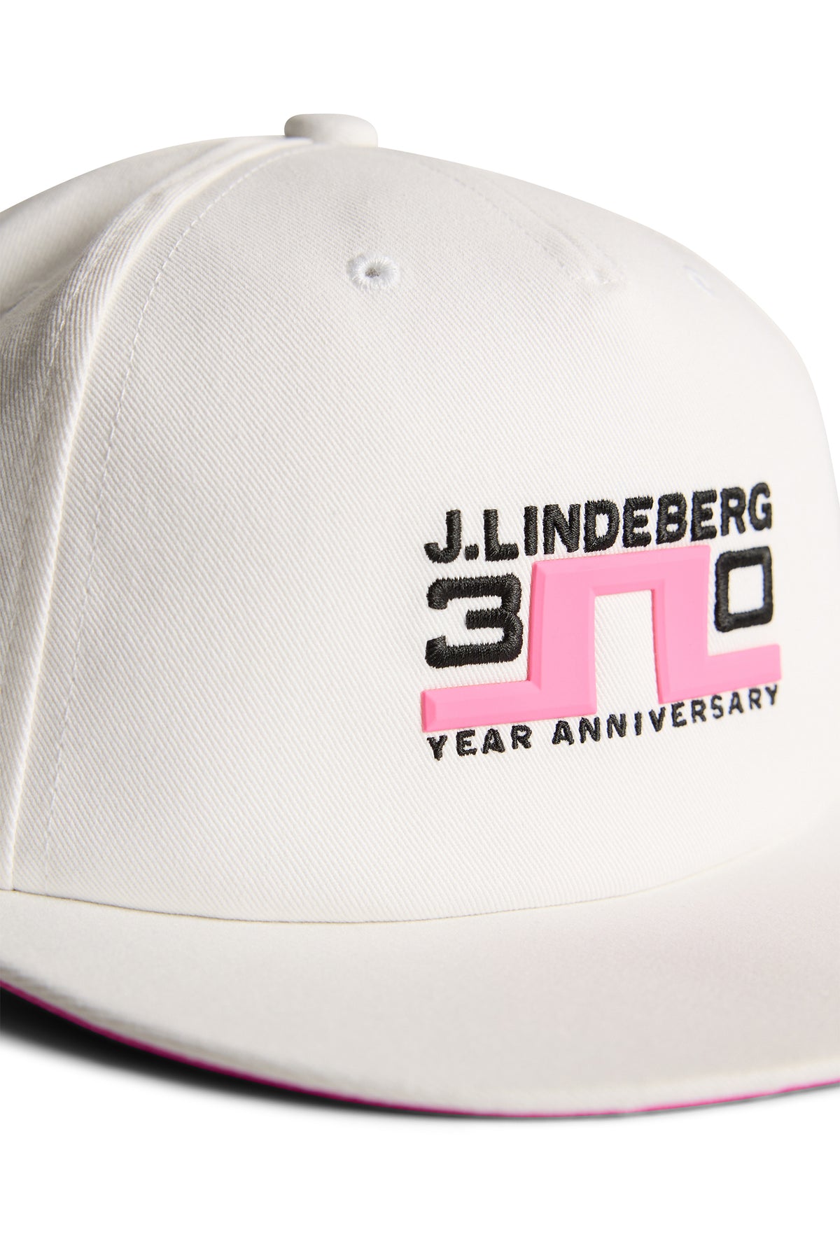 J.Lindeberg 30Y Cap Weiß – markantes Branding unter dem Schirm