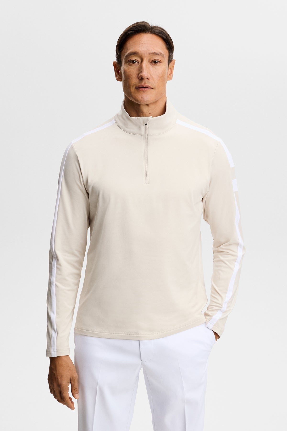 J.Lindeberg Keaton Quarter Zip Midlayer Moonbeam &ndash; Lifestyle-Ansicht Vorderseite