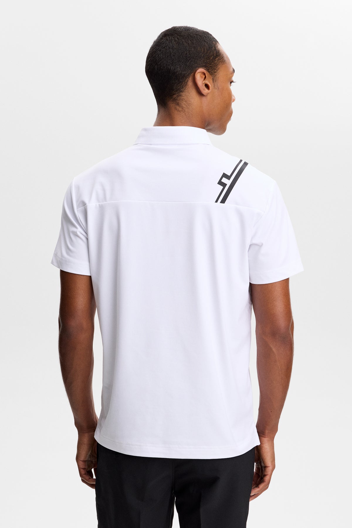 J.Lindeberg Fred Polo White – Rückansicht mit Streifen-Logo