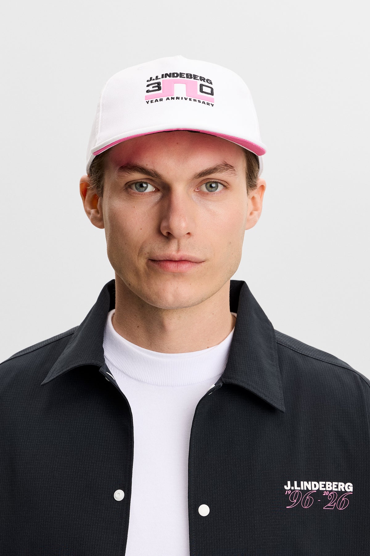 J.Lindeberg 30Y Anniversary Cap Weiß – Jubiläums-Branding-Details auf Vorder- und Rückseite