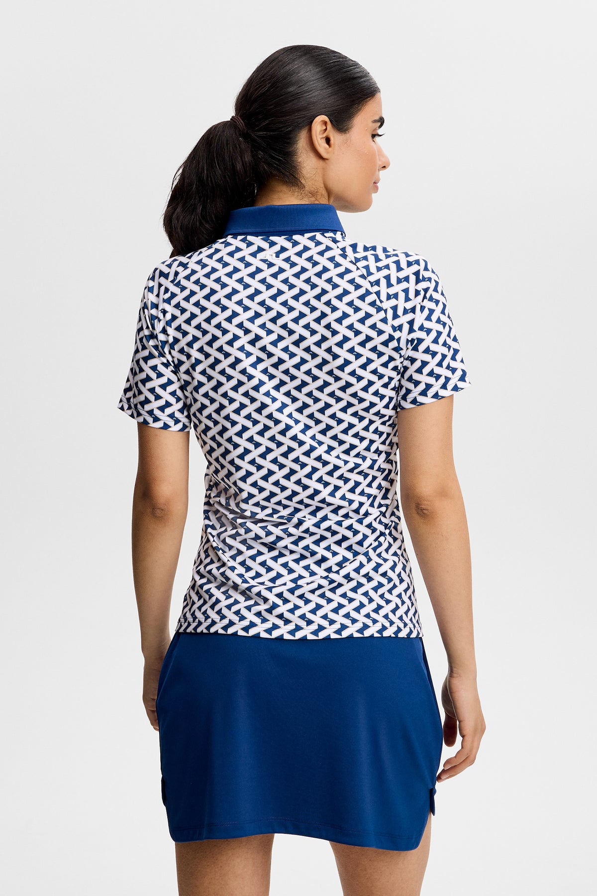 J.Lindeberg Chiara Polo Ladder Estate White – Seiten- und Ärmel-Printansicht