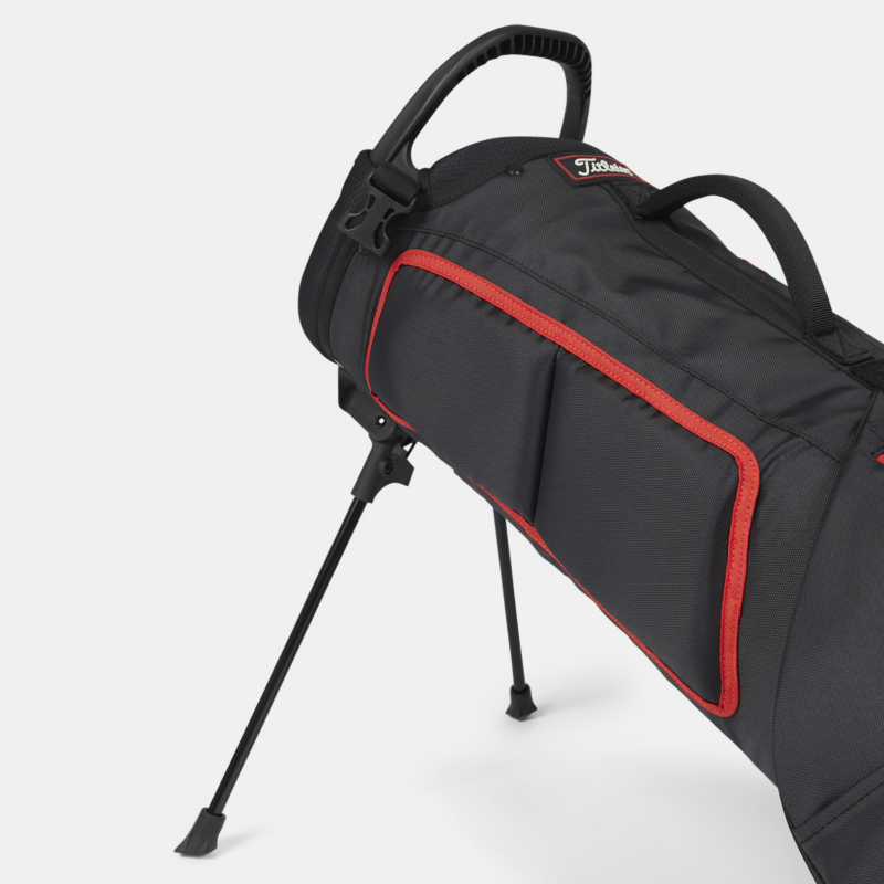Ausklappbare Mini-Standfüße am Titleist Premium Carrybag