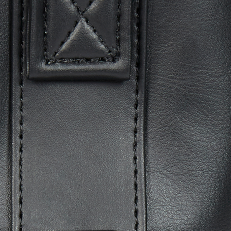 Premium-Kunstleder mit wasserabweisenden Eigenschaften und Steppdetails