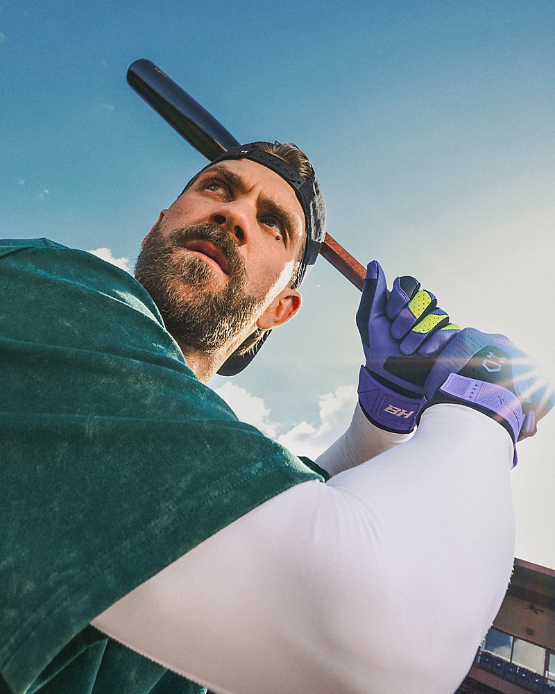 Under Armour HeatGear Kompressions-Langarmshirt – in Aktion zur Demonstration der Bewegungsfreiheit der Raglanärmel
