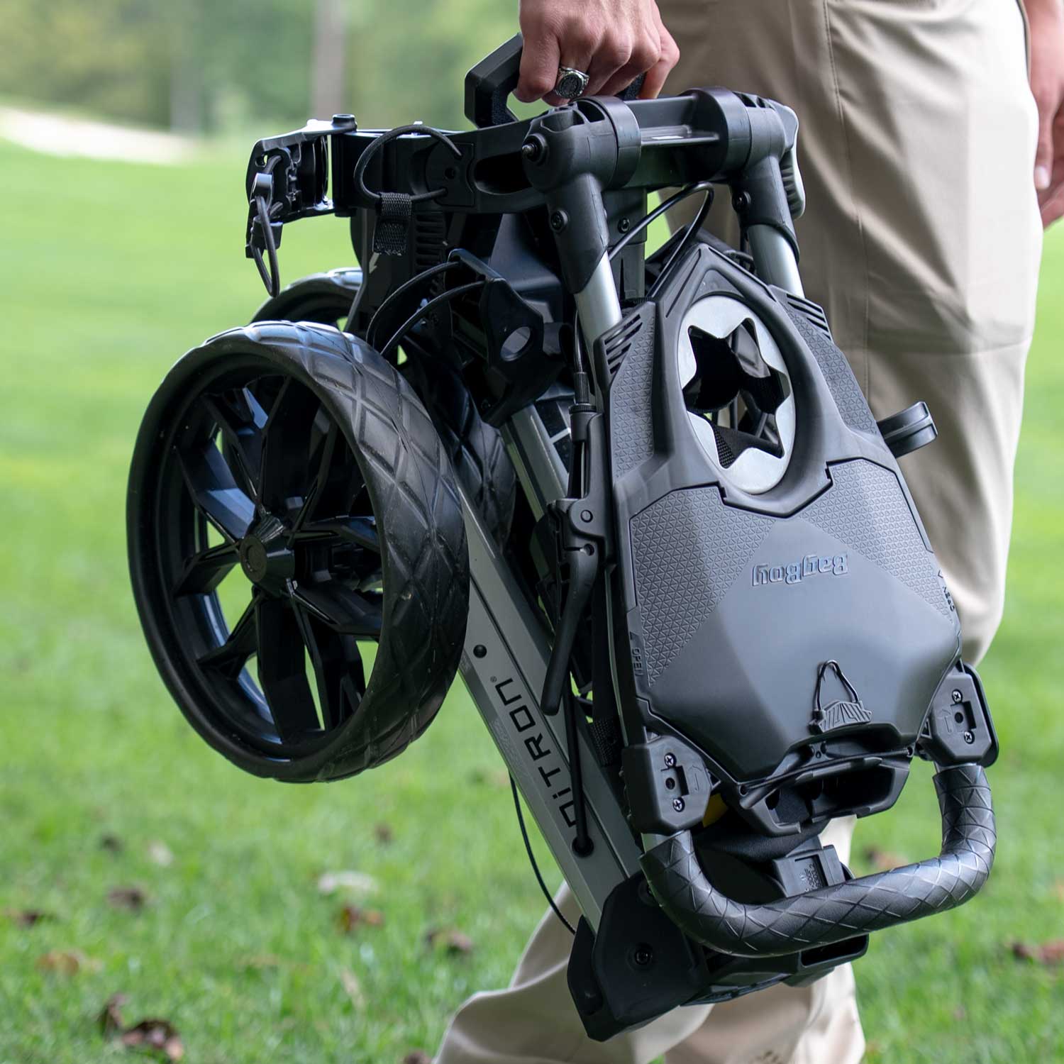 Bag Boy Nitron leichter und ultra-kompakter zusammengeklappter Push-Trolley