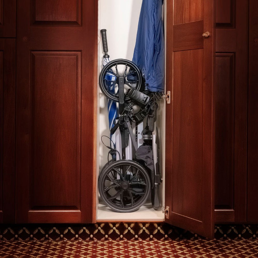 Bag Boy Slimfold Compact Push-Trolley flach zusammengeklappt für den Spind