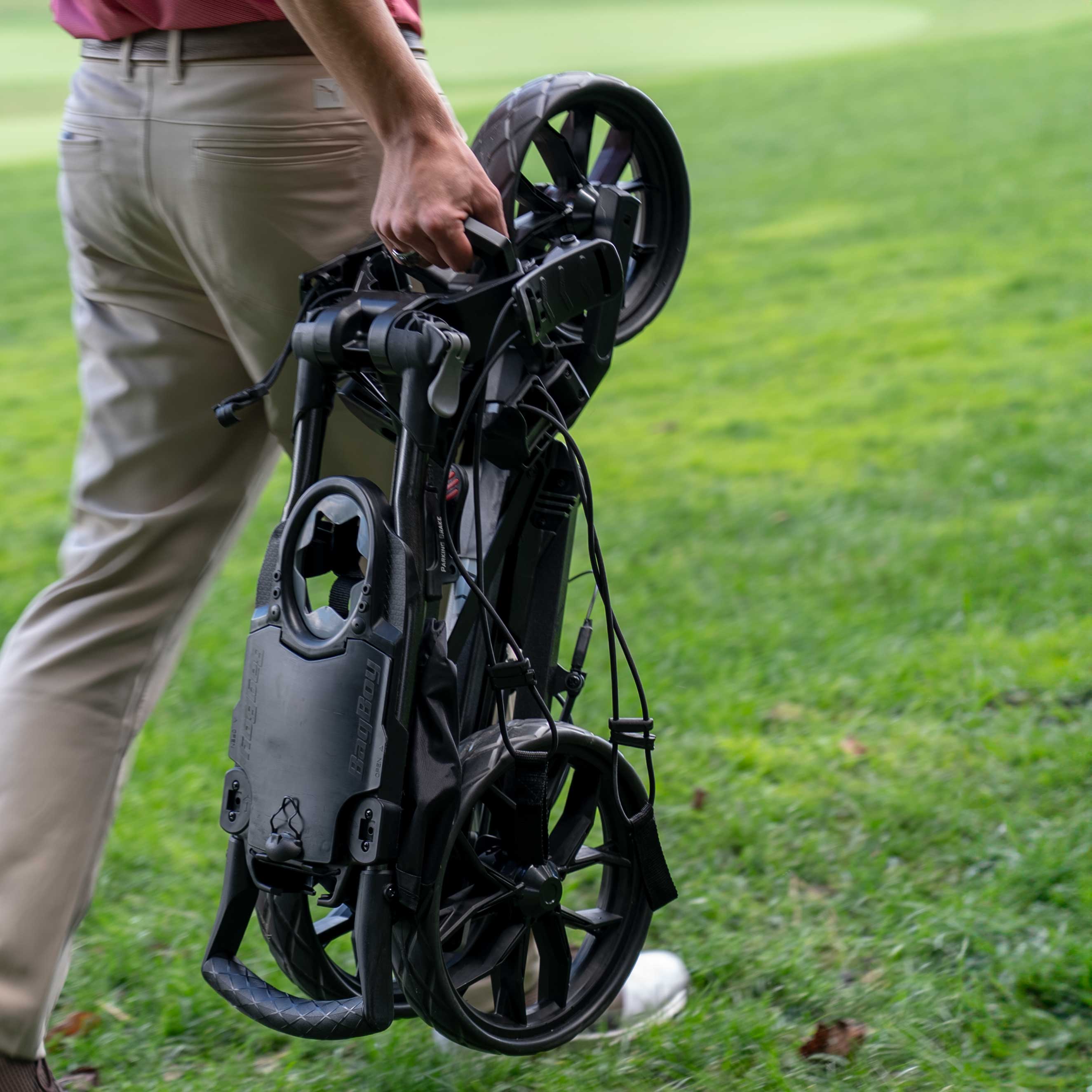 Bag Boy Slimfold leichter, kompakter Push-Trolley auf dem Golfplatz