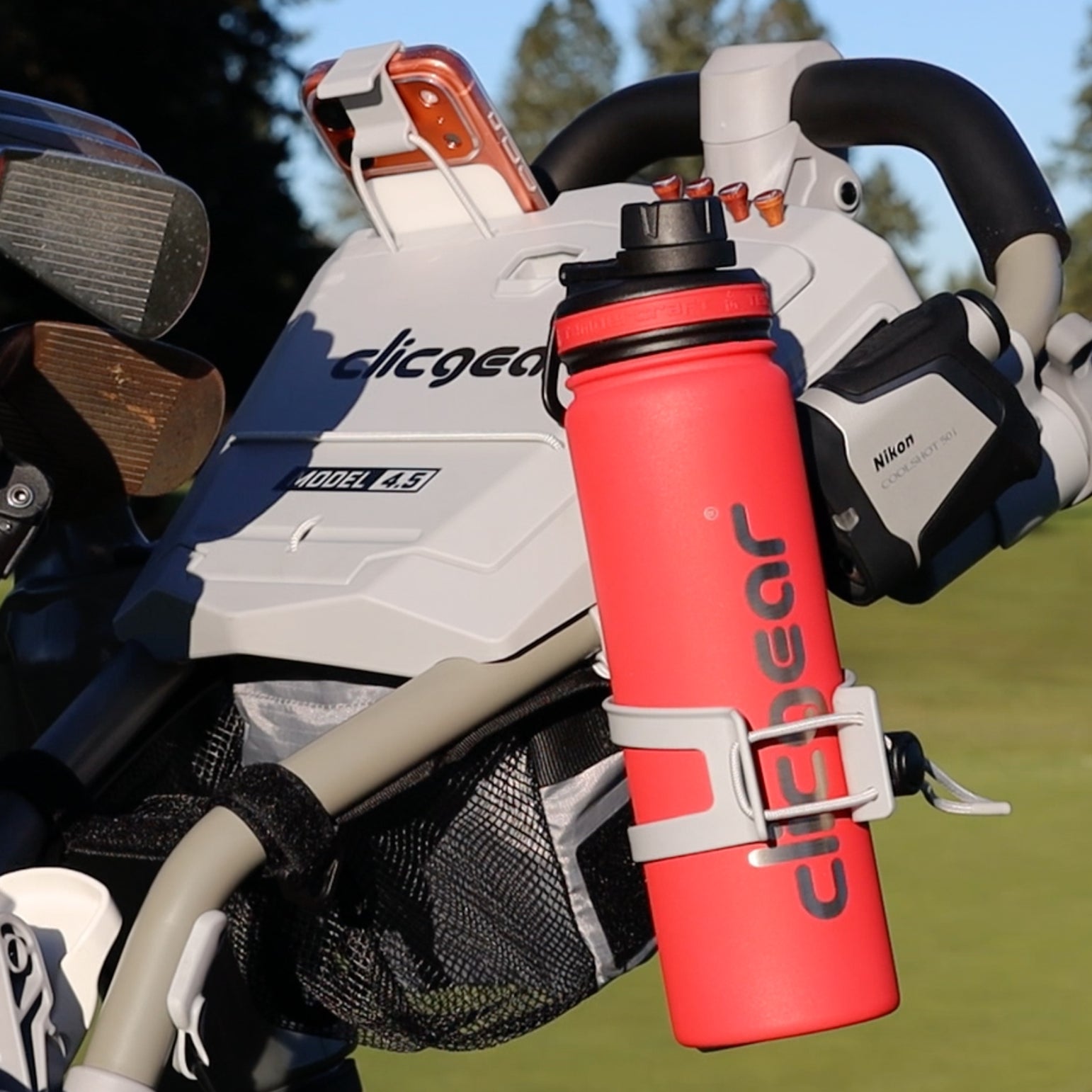 Clicgear Wasserflasche im Einsatz auf dem Golfplatz