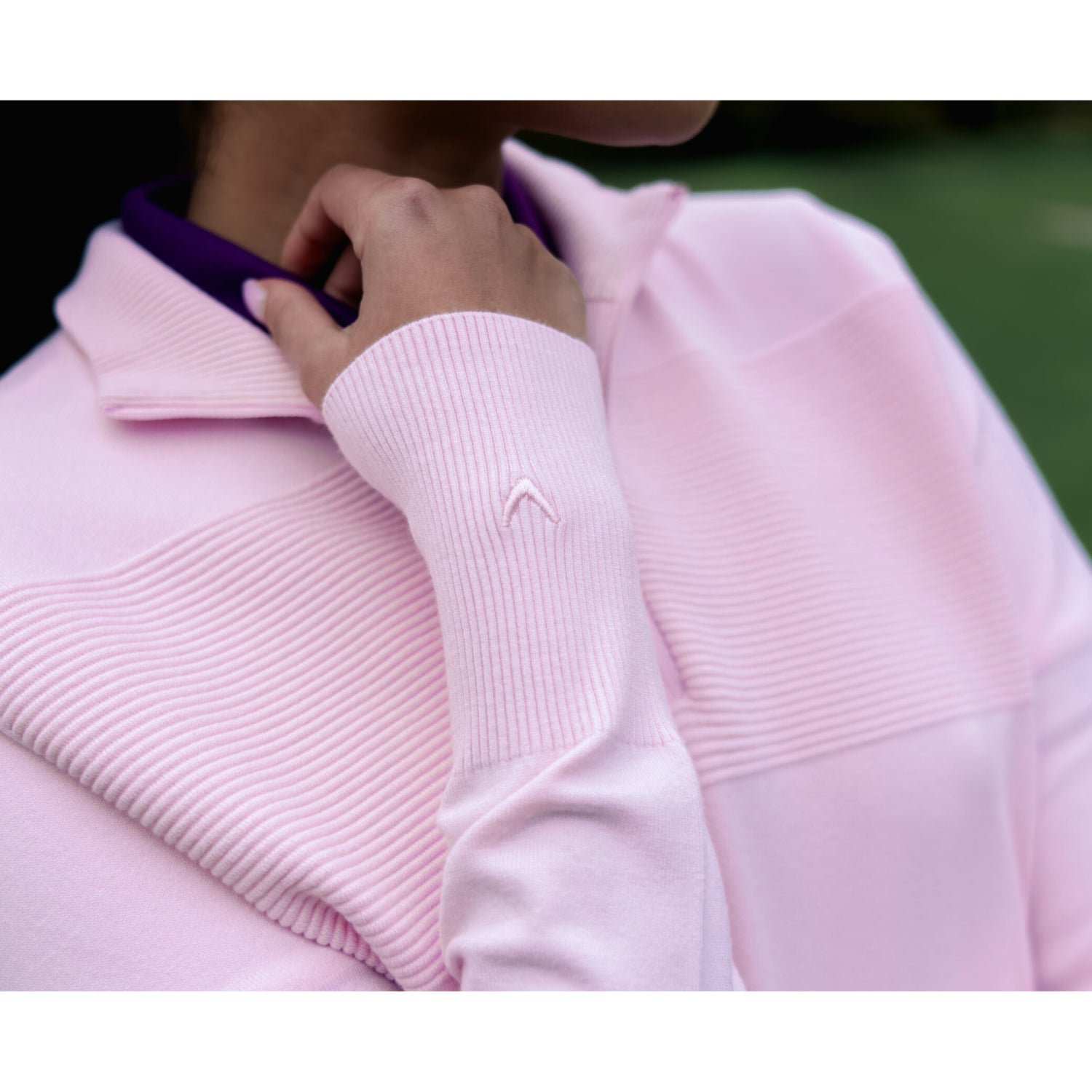 Nahaufnahme der gerippten Stricktextur des Callaway Soft Stretch Zip-Neck Pullovers in Cherry Blossom