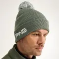 PING Cresting Knit Hat Lifestyle – Golfer trägt die Mütze auf dem Platz bei kaltem Wetter