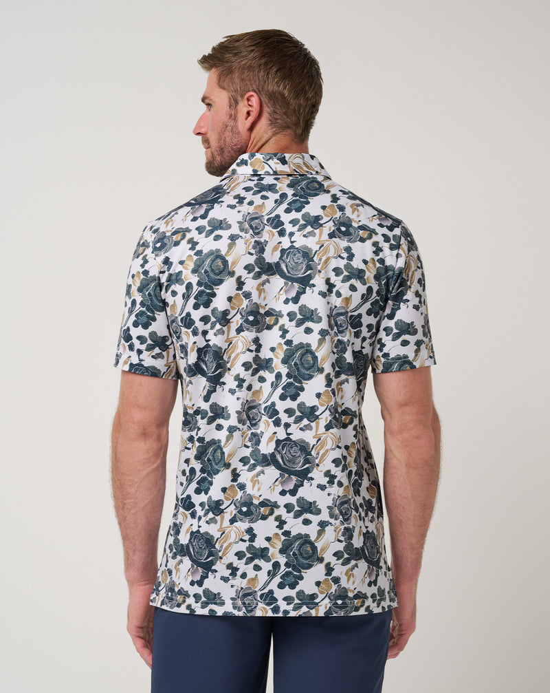 Travis Mathew Featherweight Villa Polo – Doppelnadelkragen mit integrierten Stäbchen