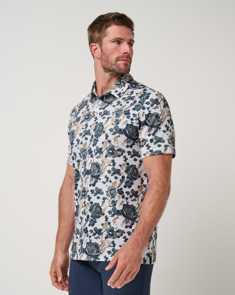 Travis Mathew Featherweight Villa Polo – Blumendruck-Detail auf Weiß