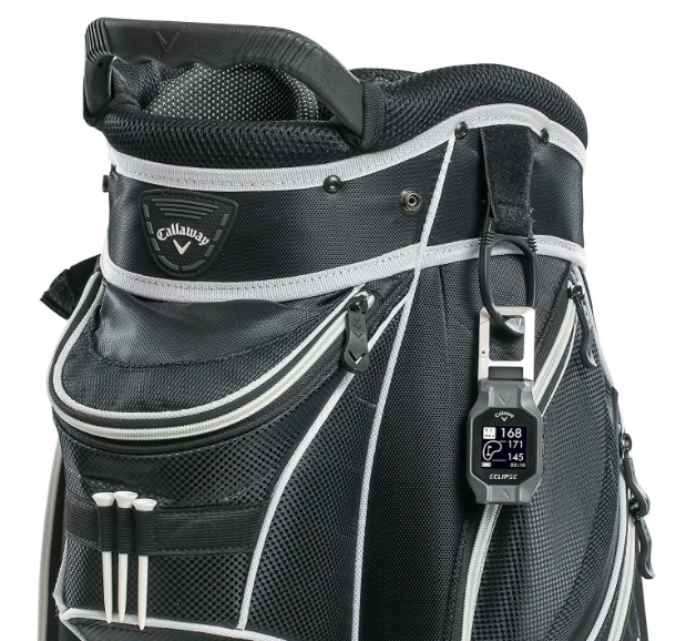 Callaway ECLIPSE GPS an einer Golftasche befestigt