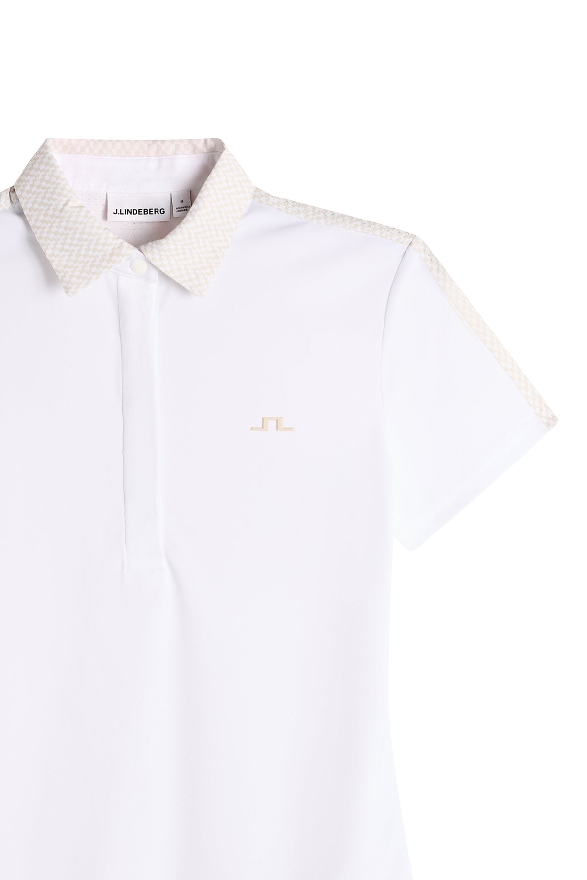 J.Lindeberg Cara Polo Print Weiß – Lifestyle-Ansicht, die das Polo in Aktion auf dem Golfplatz zeigt
