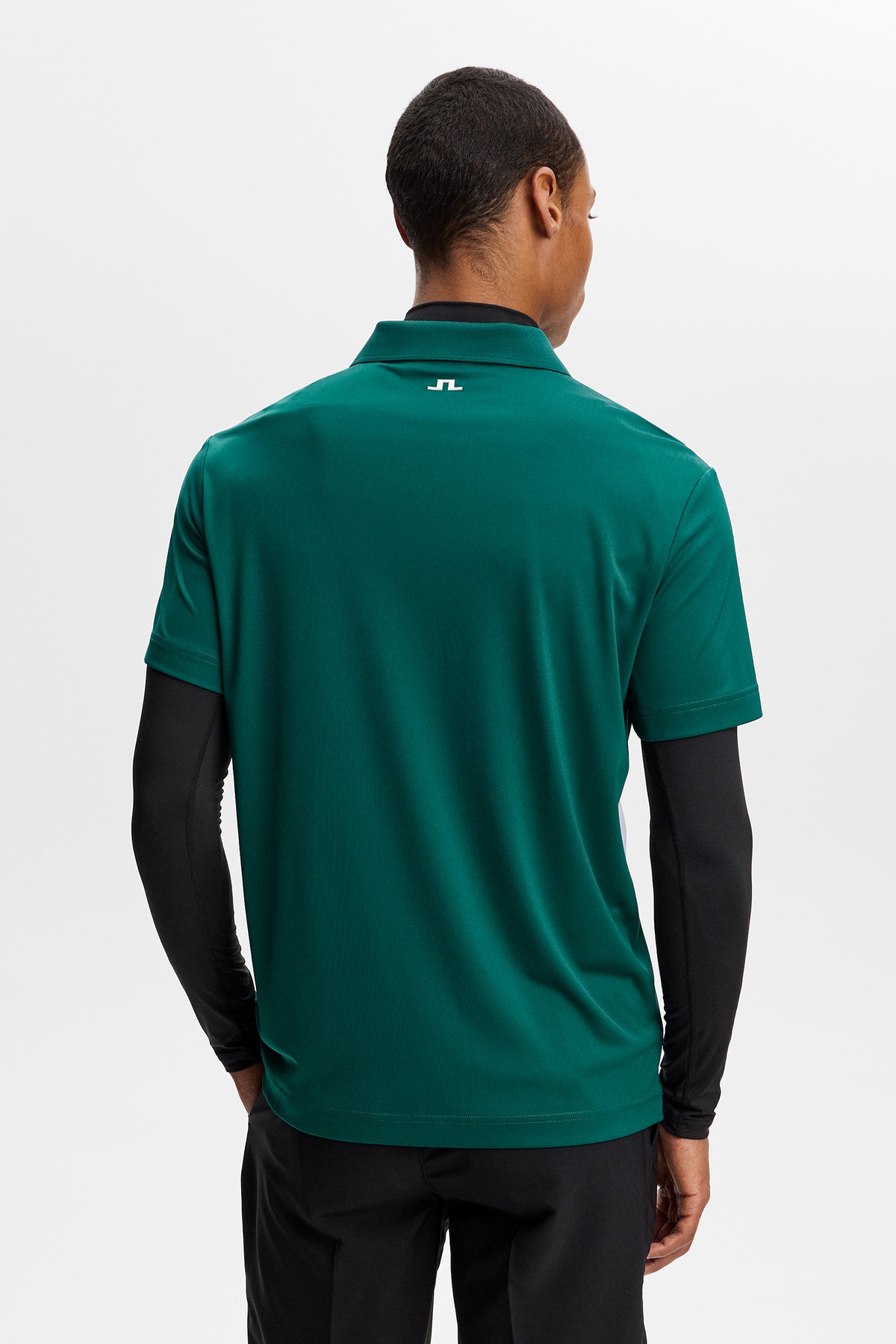 J.Lindeberg Finn Polo Forest Biome – Detail der Kontrast-Seitenpartie