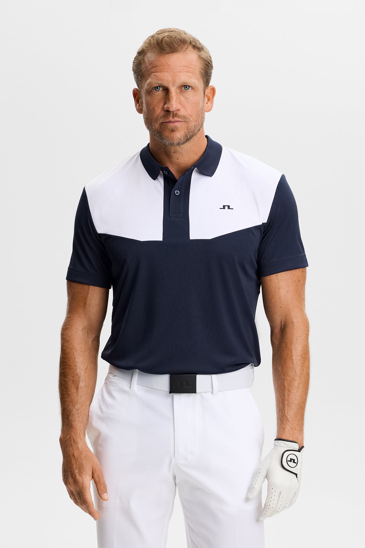 J.Lindeberg Calex Polo JL Navy – Vorderansicht mit kontrastierenden Brustpartien und Bridge-Logo