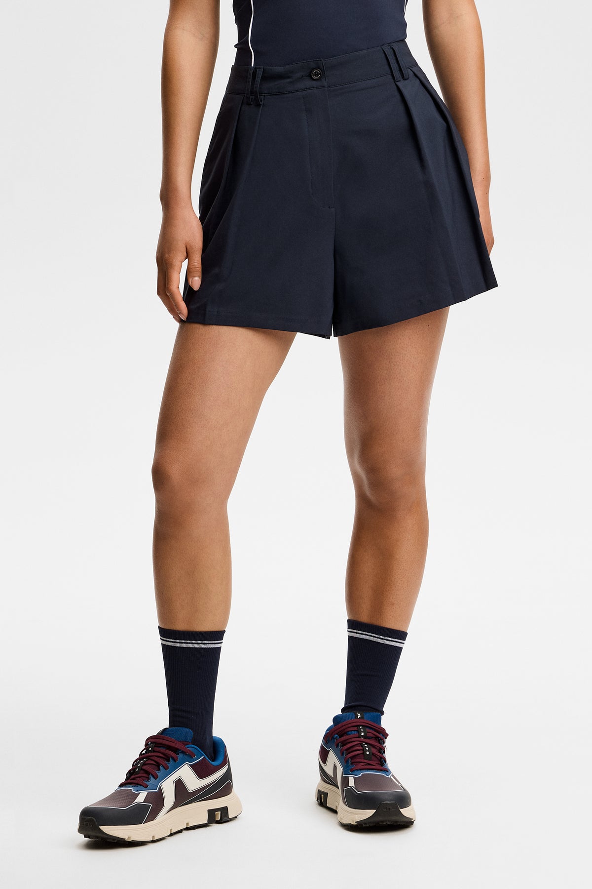 J.Lindeberg Carmen Shorts JL Navy – Vorderansicht mit hoher Taille und vorderen Falten