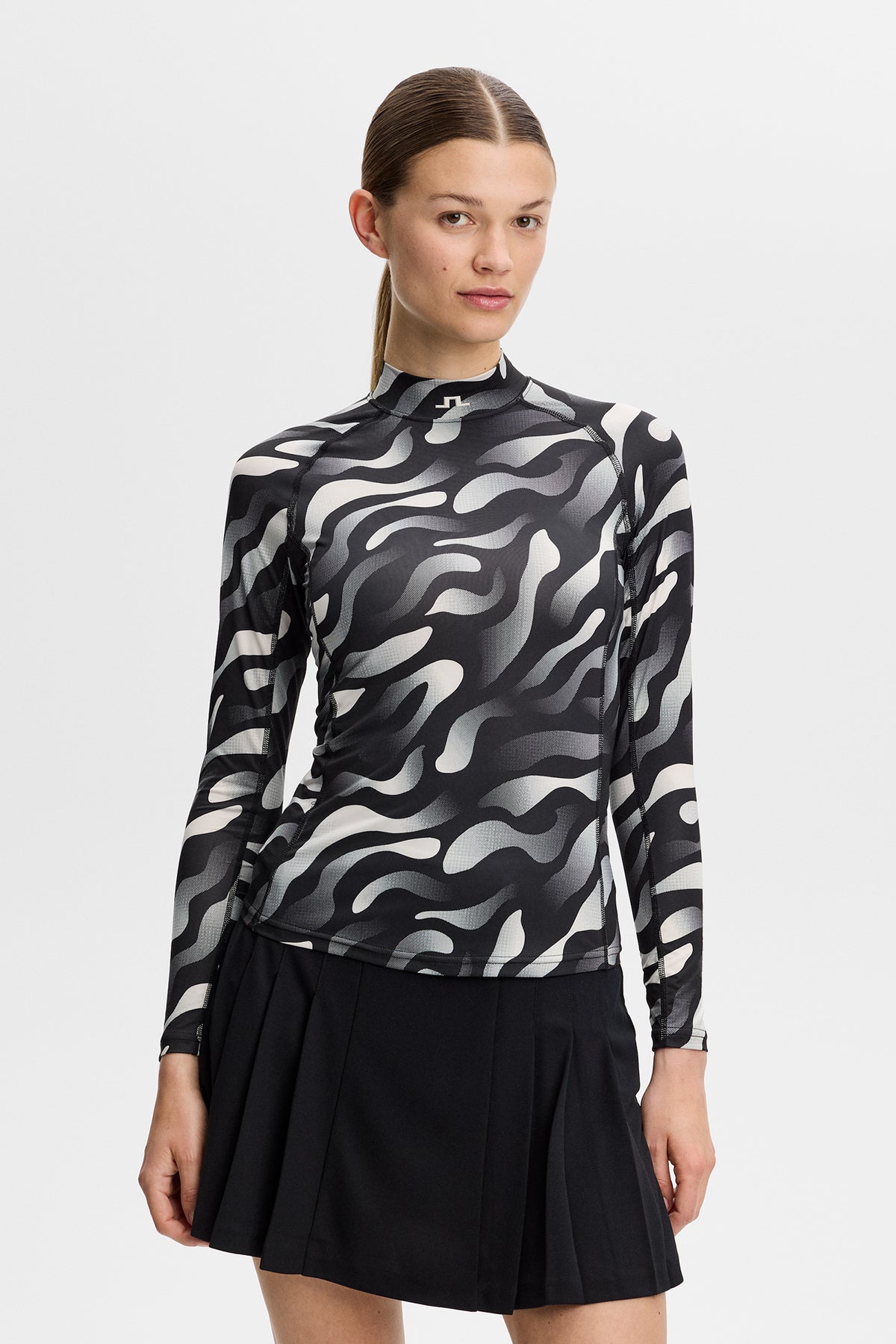 J.Lindeberg Ella Print Compression Top Bunker Fade Black Moonbeam - Seitenansicht auf dem Golfplatz