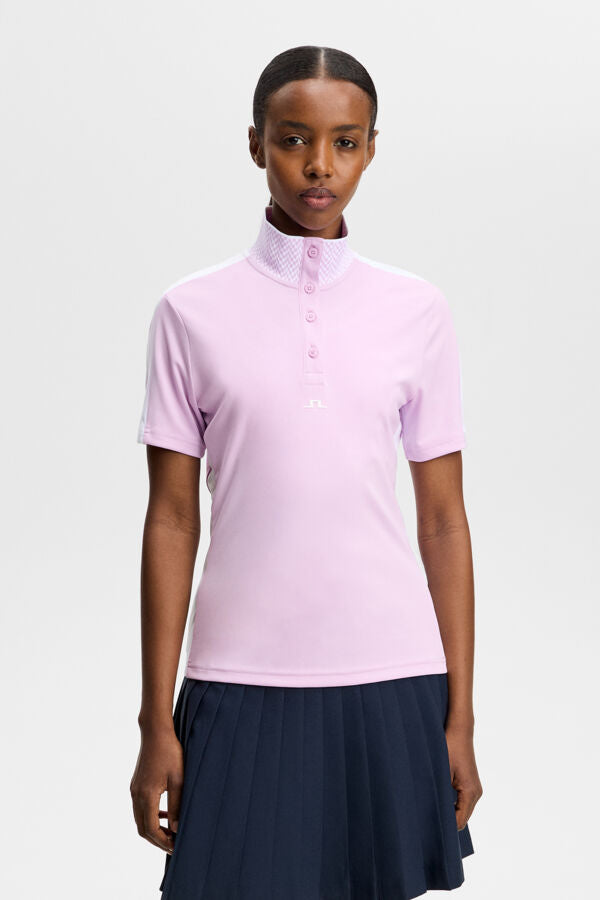 J.Lindeberg Pip Polo Orchid Bouquet – Vorderansicht mit Jacquard-Gewebe und Kontrasteinsätzen