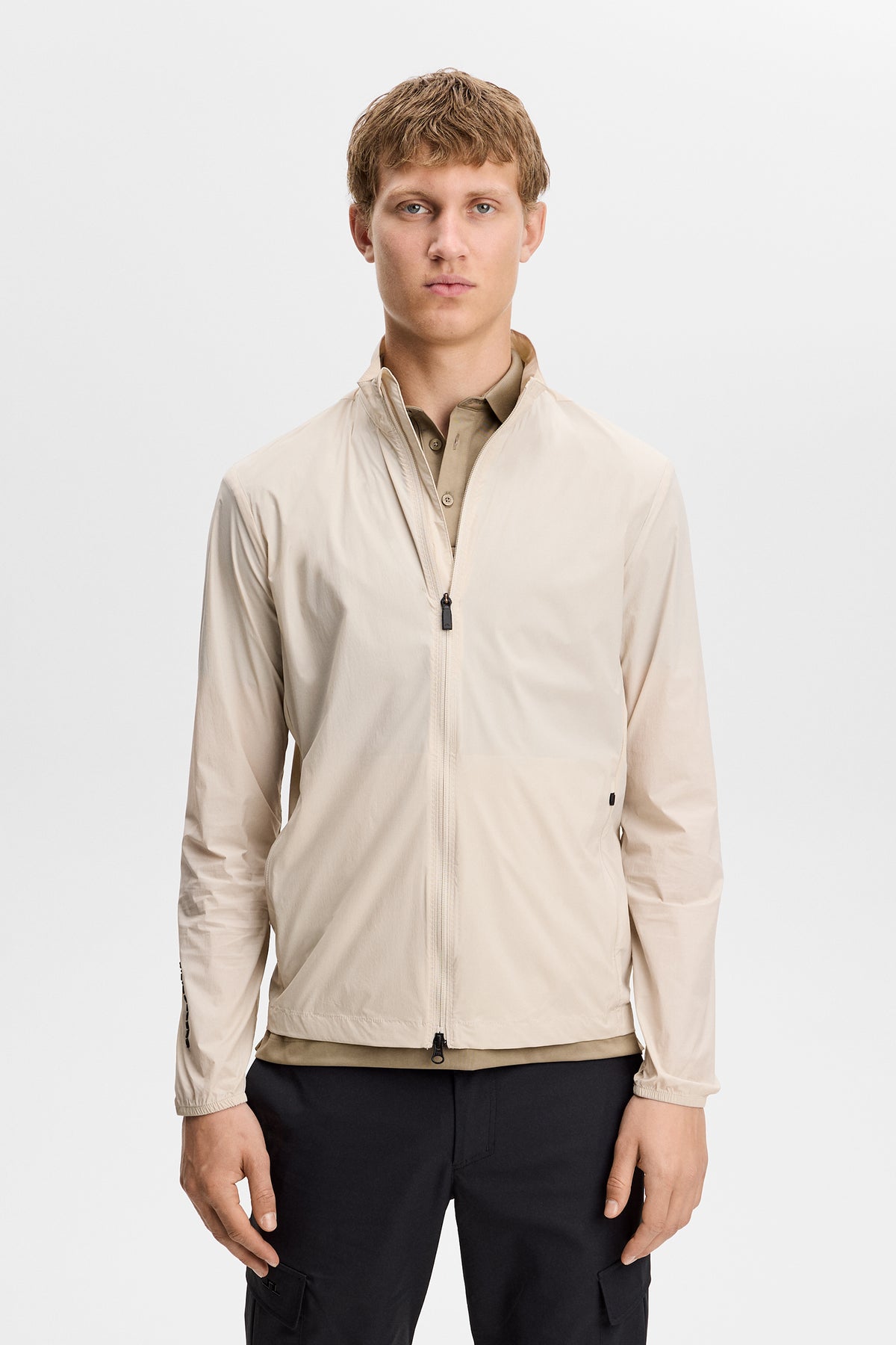 J.Lindeberg Tour Tech Packable Jacket Moonbeam – Frontdetail zeigt Flex Tech 2.0 Material und Reißverschluss