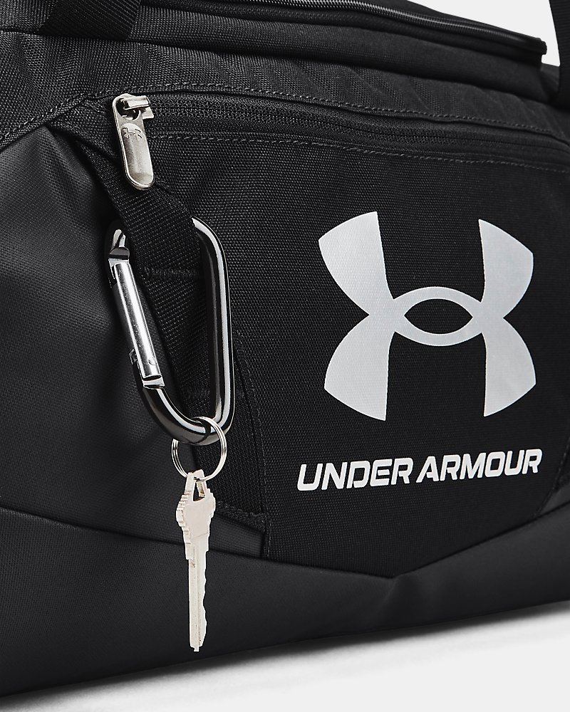 Große vordere Reißverschluss-Organisationstasche mit MOLLE-Gurtband an der UA Undeniable 5.0 XS Duffle