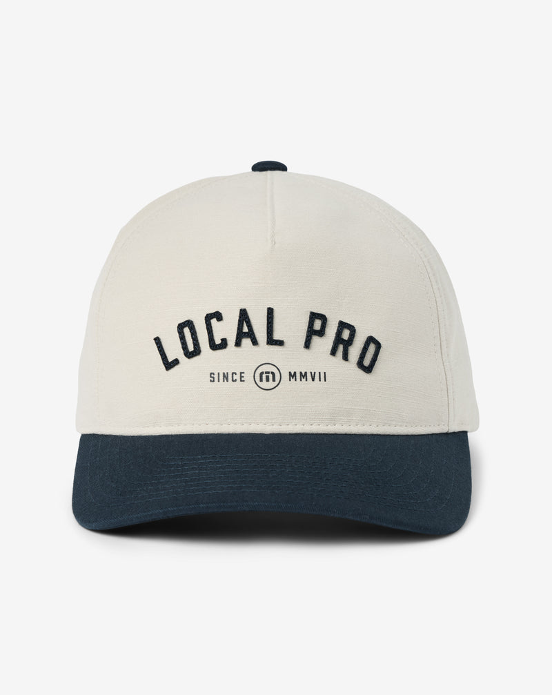 Travis Mathew Local Pro Snapback Hat – Vorderansicht, weiß
