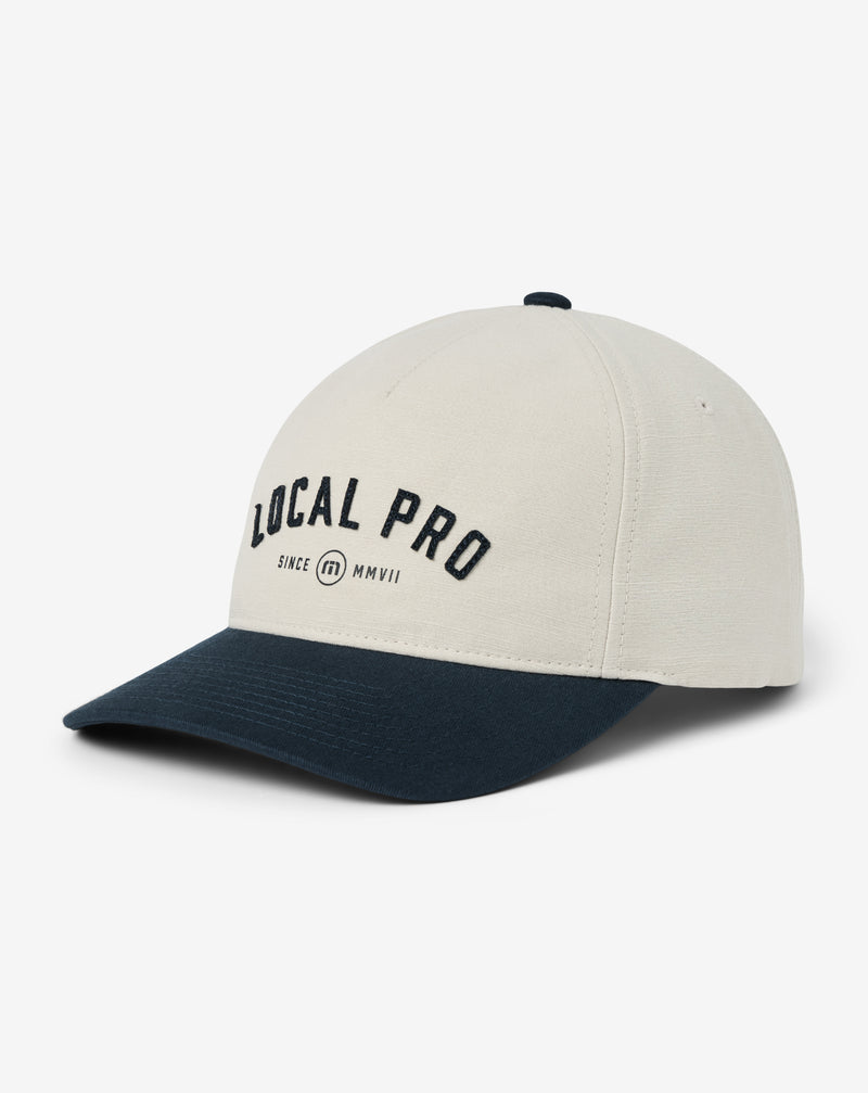 Travis Mathew Local Pro Snapback Hat – Seitenansicht, weiß