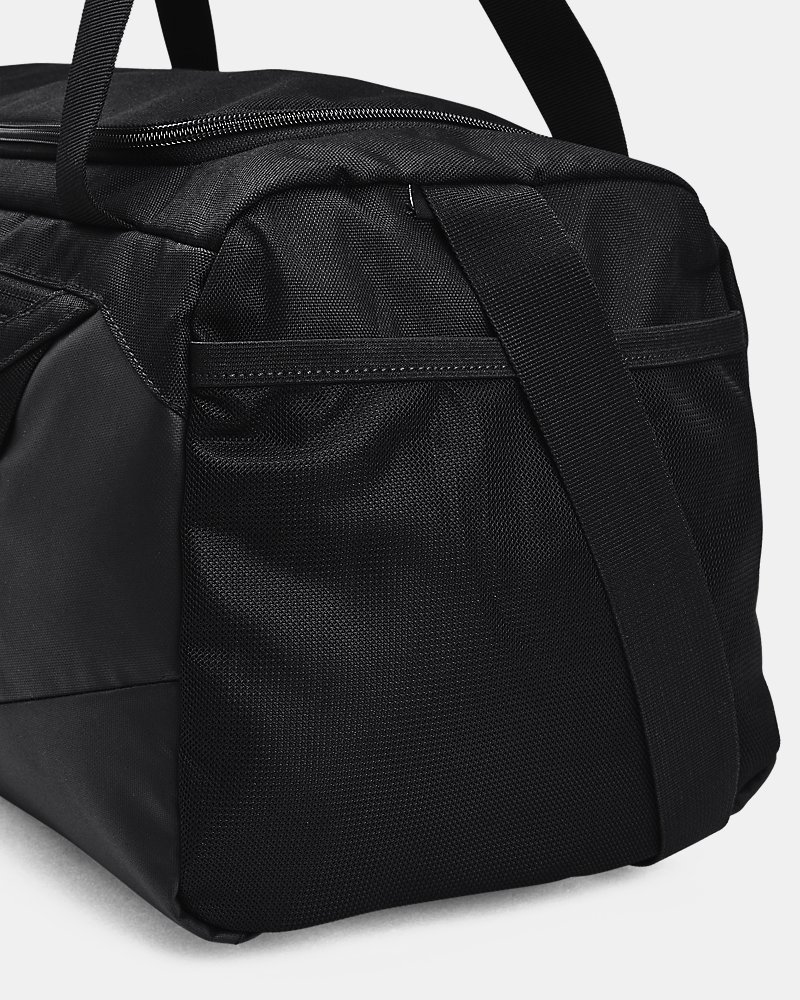 Belüftete Schuh- und Wäschetasche an der UA Undeniable 5.0 XS Duffle Bag